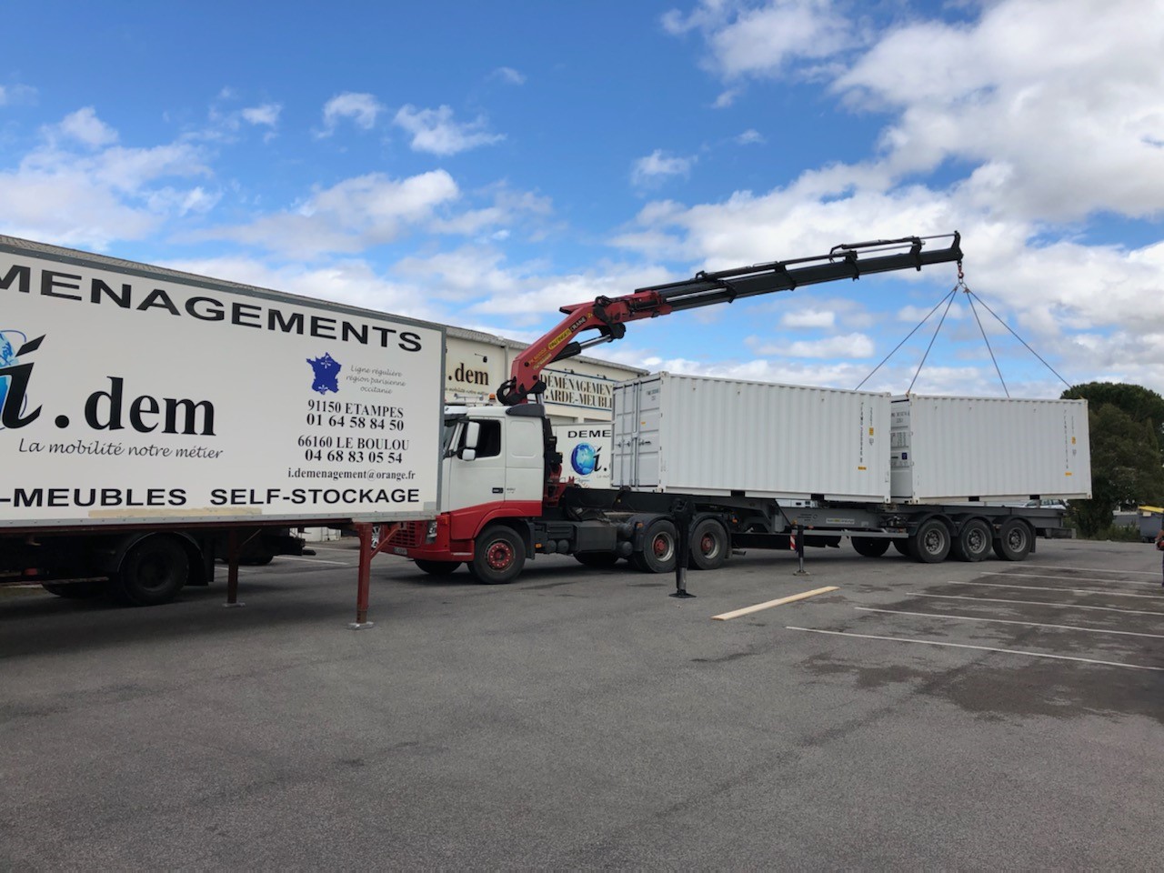 grue aidant au déménagement